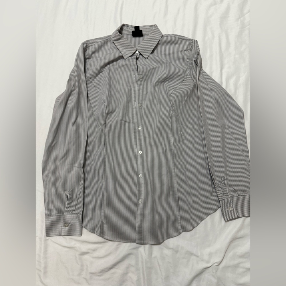 Worthington Women’s Gray Pinstripe Button Down Shirt
